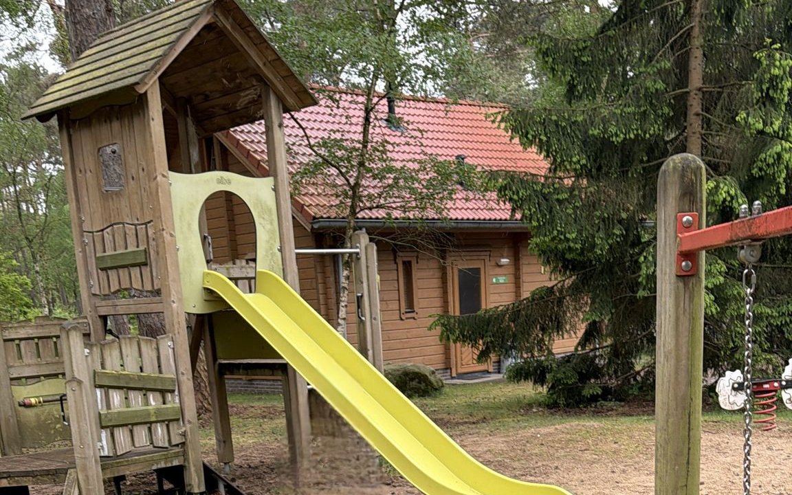Eigen speeltuin met houten chalet bij Logeerhuis Fay