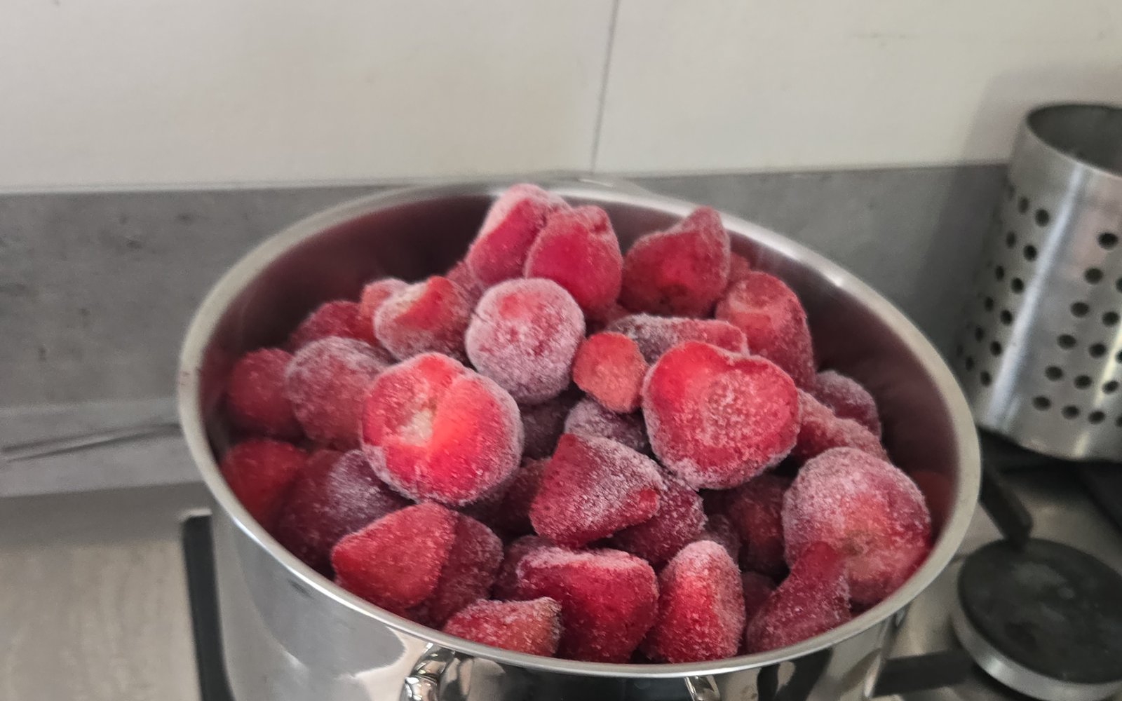 Samen aardbeienjam koken op het fornuis